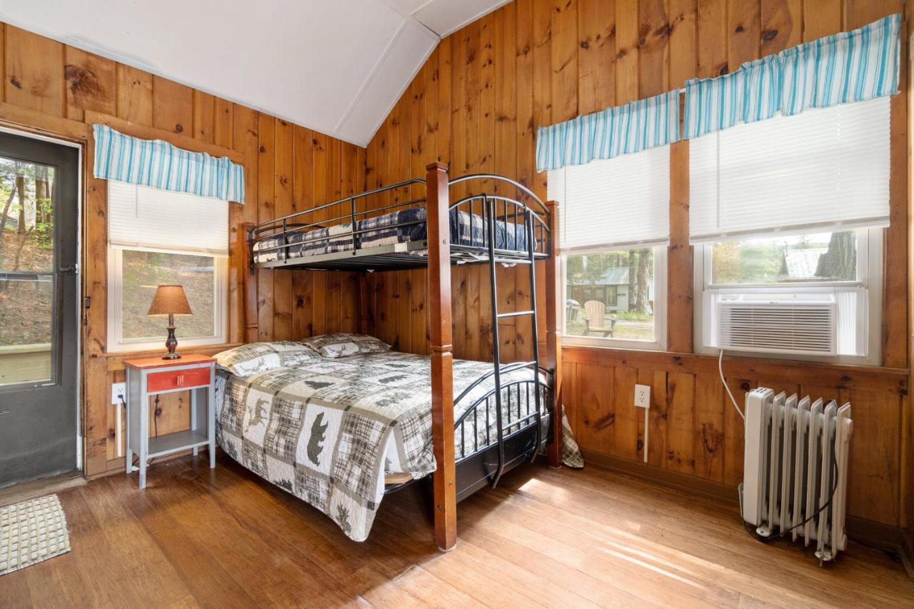 Hide-A-Way Waterfront Cottages Lake Luzerne Екстер'єр фото